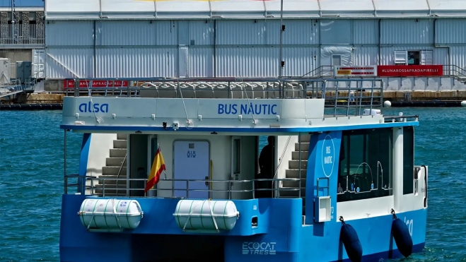 Hace viajes entre el muelle D y el muelle h Hace viajes entre el muelle D y el muelle h