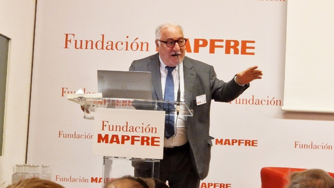 pere navarro dgt defiendo baliza v16 obligatoria triangulos como extra pere navarro dgt defiendo baliza v16 obligatoria triangulos como extra