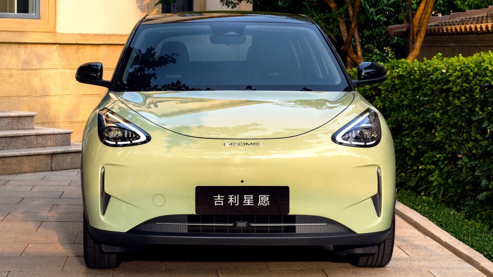 En España se conocerá como Geely E2; es un SUV eléctrico de 410 km de autonomía y con hasta 440 L de carga, divididos en dos maleteros. En España se conocerá como Geely E2; es un SUV eléctrico de 410 km de autonomía y con hasta 440 L de carga, divididos en dos maleteros.