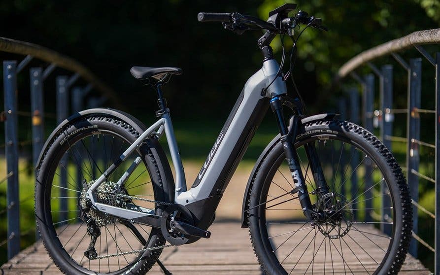 CUBE una bicicleta eléctrica urbana, complejo de mountain bike