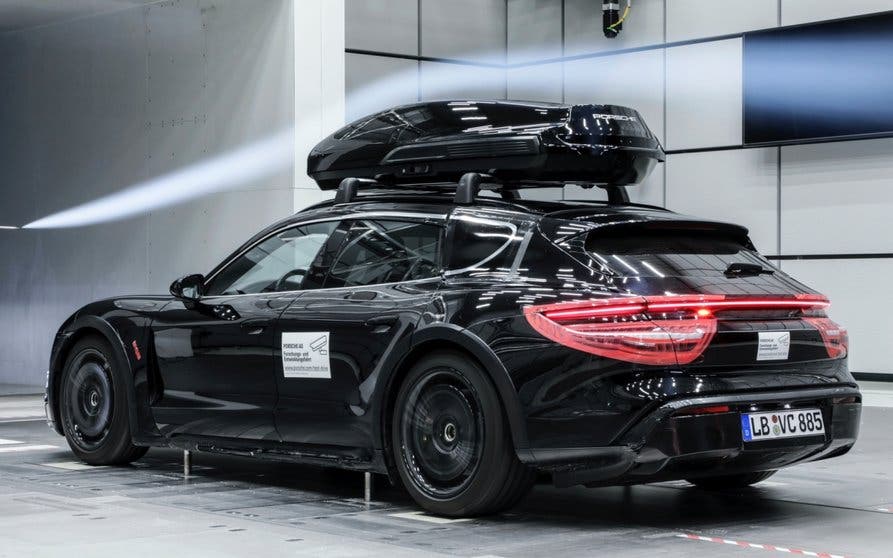 Circular a 200 km/h no es un problema para el cofre de techo del Porsche  Taycan