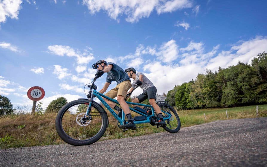 Pareja De Adultos Activos Montando Bicicletas Eléctricas En La