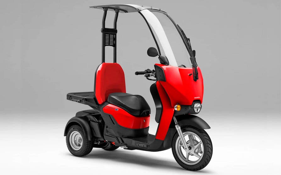 Este es el scooter eléctrico de tres ruedas de Honda, cubierto y con  baterías intercambiables