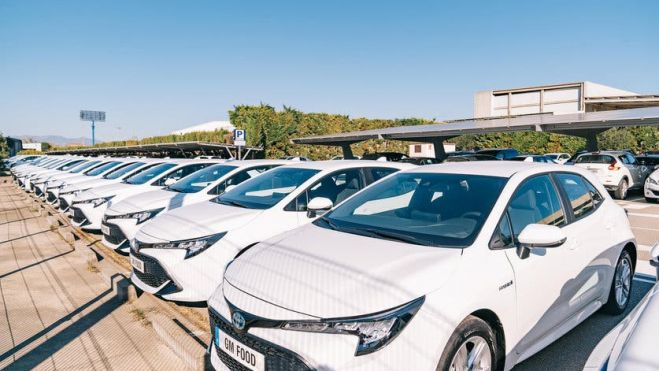  En Europa la media de ahorro de las flotas con coches eléctricos fue de 3.599 euros por unidad. En la imagen, flota de GM Food con los Toyota Corolla Electric Hybrid. 