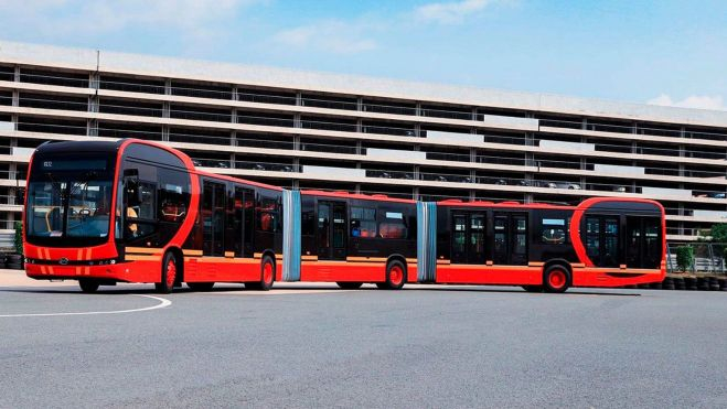 El BYD K12A es un autobús eléctrico biarticulado con 27 m de largo, lo que lo convierte en el más grande del mundo.