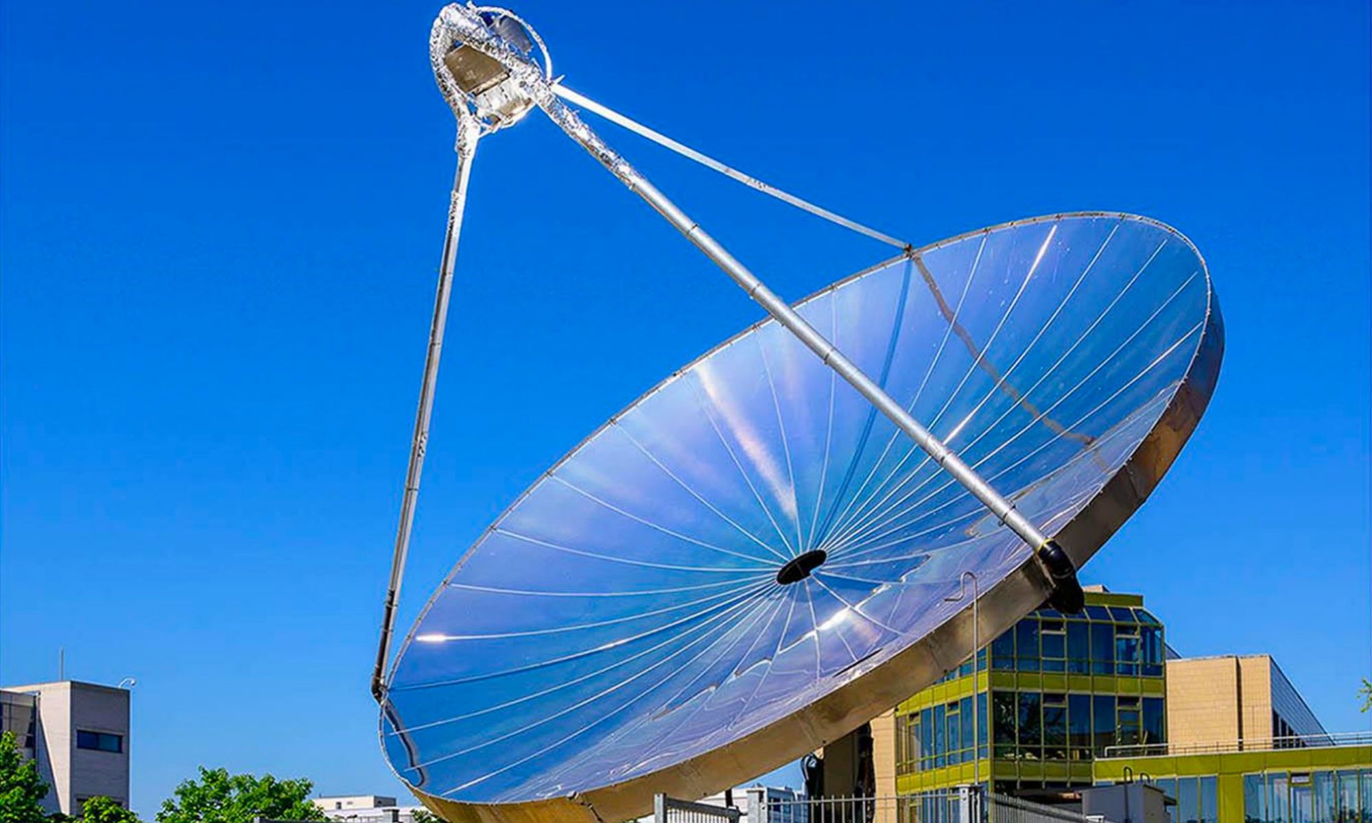 Parece una antena parabólica, pero en realidad es un sistema solar que  produce hidrógeno
