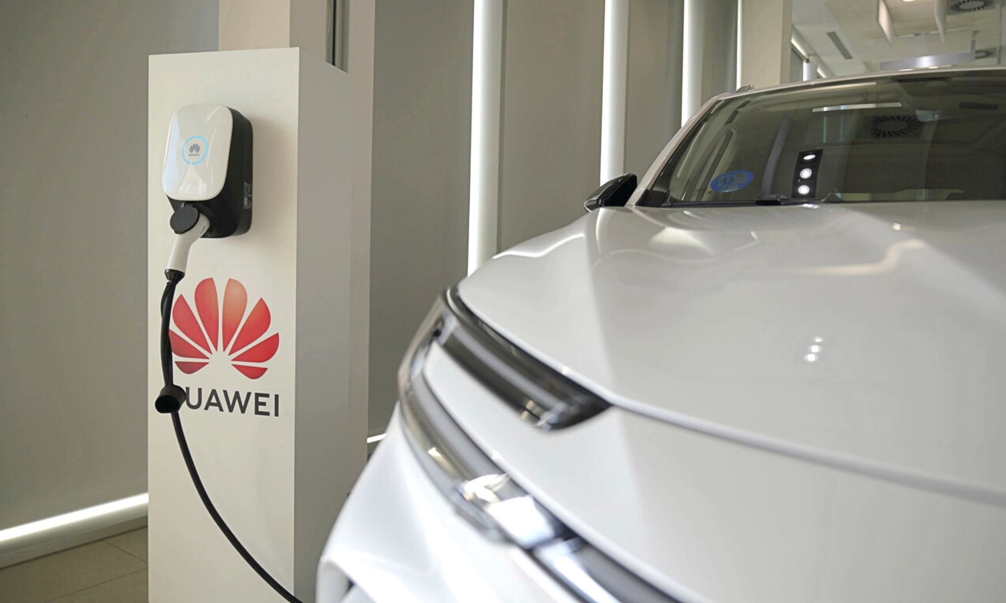 Huawei lanza un cargador inteligente que aprovecha el sol para recargar el coche  eléctrico en casa