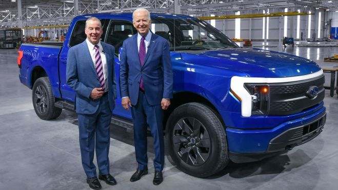 Bill Ford (izquierda), responsable de las declaraciones, junto a Joe Biden (derecha) posan junto a una Ford-F150 Lightning eléctrica..