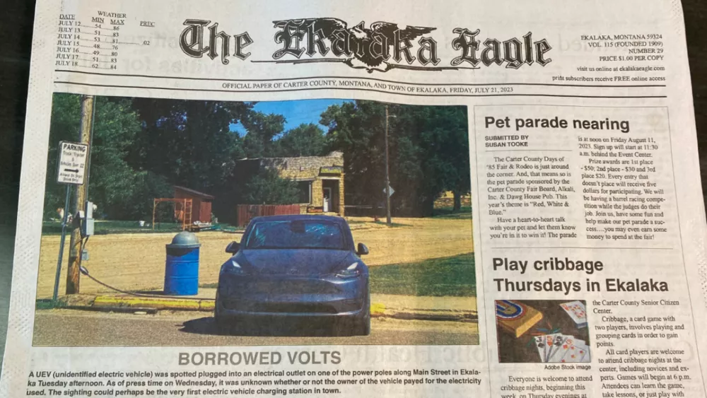 Salir en el periódico por cargar un Tesla Model Y en el pequeño municipio de Ekalaka, Montana.