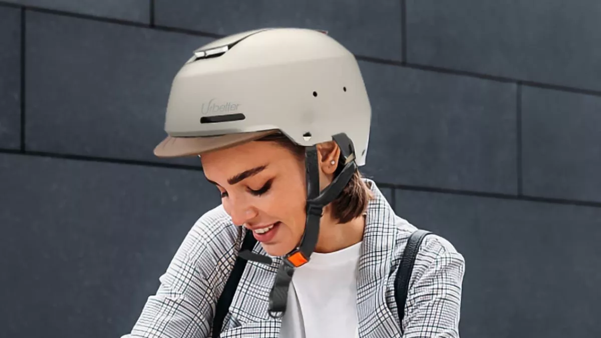 Este es el casco definitivo para usar en patinete o bicicleta, con