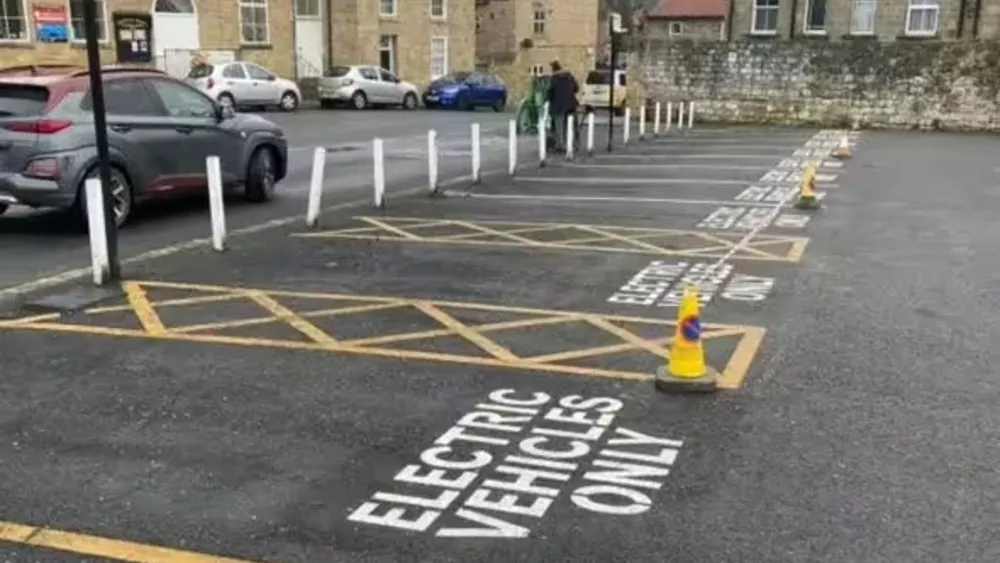 Un pueblo pretende expulsar a los coches eléctricos de la localidad al reducirse el número de plazas para automóviles convencionales.