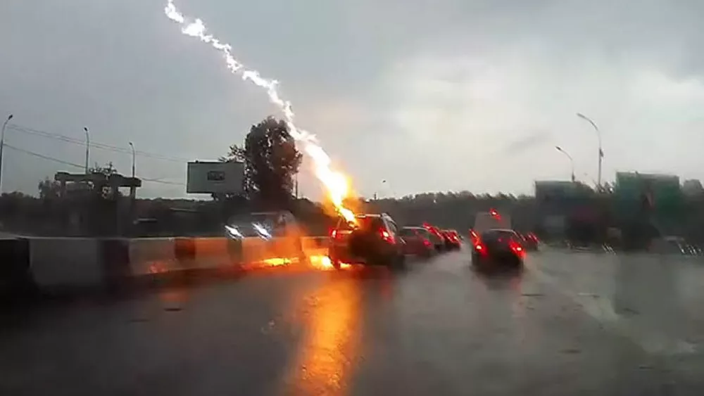 La caída de un rayo sobre un coche es poco probable, pero no imposible. Aun así, los ocupantes están seguros en el habitáculo.