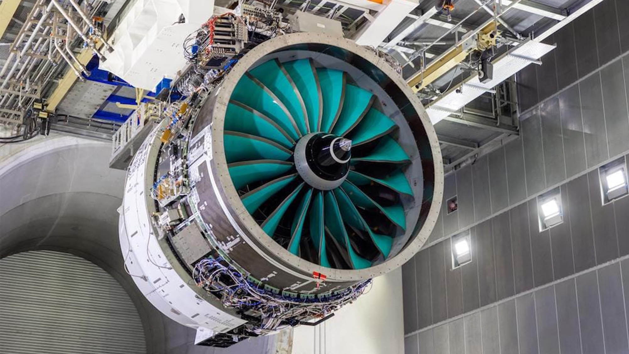 Rolls-Royce makes the world's largest jet engine and runs it on ...