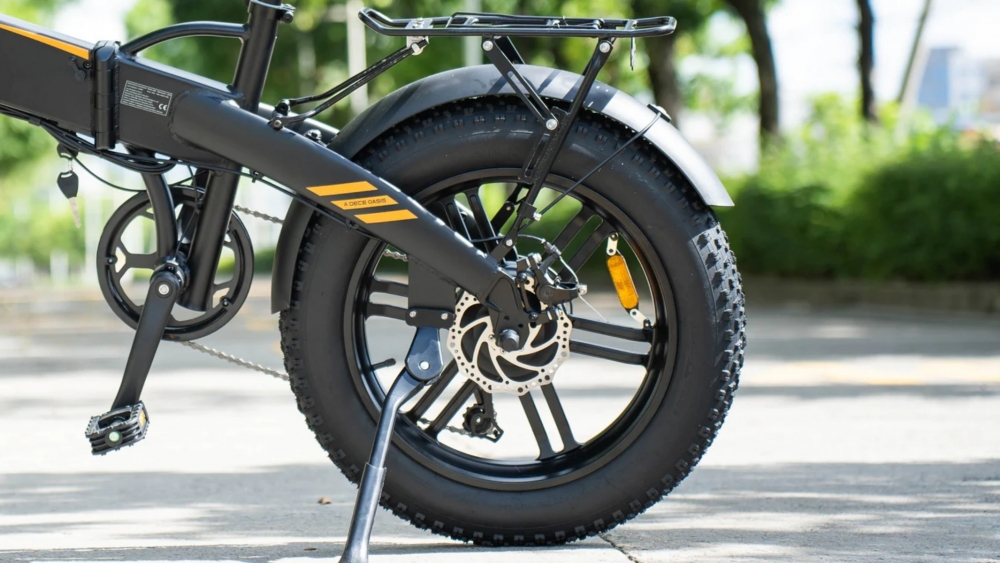 La bicicleta ADO A20F XE incorpora una patilla para poder aparcarla en cualquier lugar.