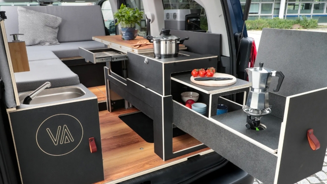 El espacio trasero puede pasar de comedor a cama en unos minutos. El espacio trasero puede pasar de comedor a cama en unos minutos.