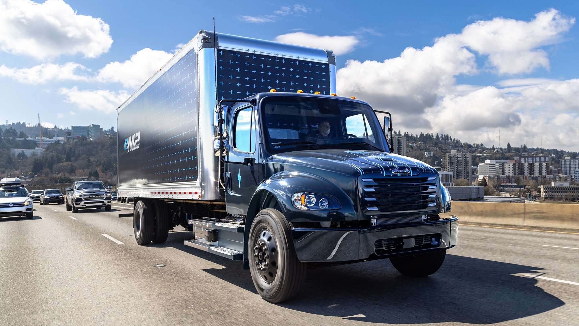 Daimler Truck entrega su camión eléctrico eM2 a la flota de PITT OHIO ...