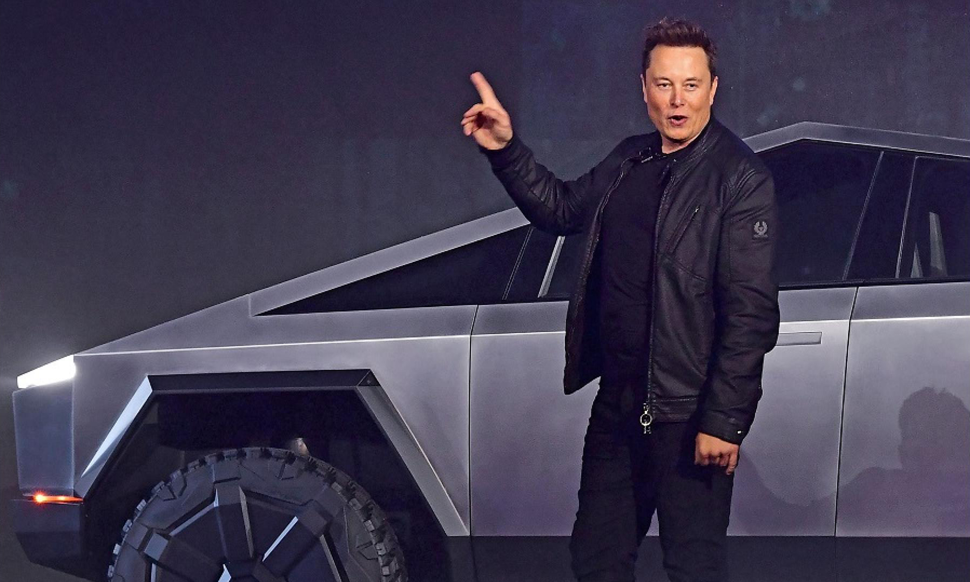 Elon Musk junto a la Cybertruck.