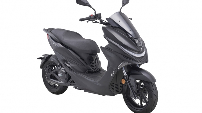 Por tamaño es comparable a una Honda PCX o una Yamaha N Max.