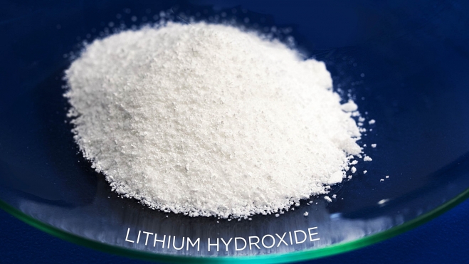El hidróxido de litio para batería se presenta como polvo blanco grisáceo. Imagen: Aqua Metals.