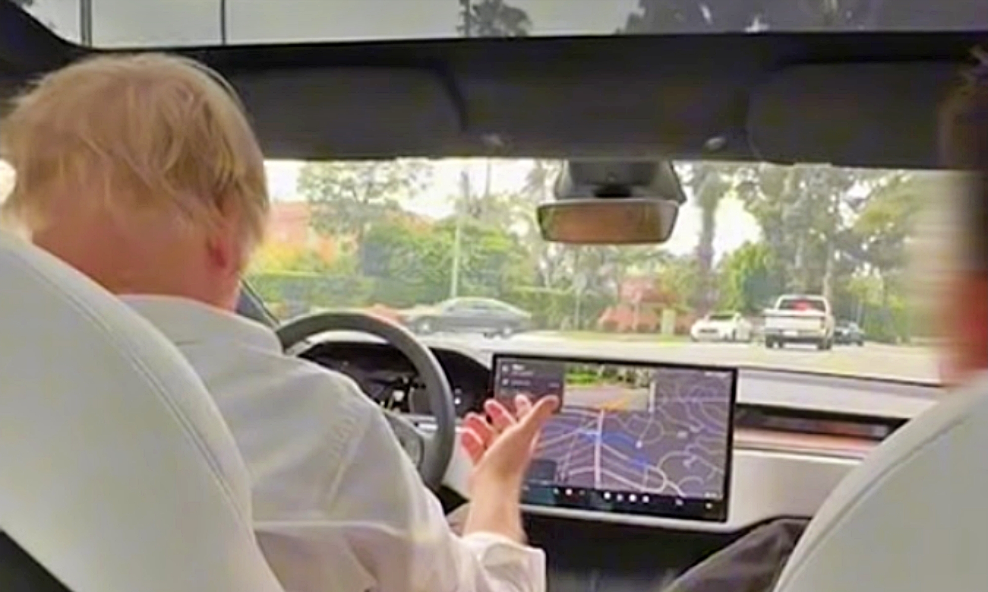 Boris Johnson 'a los mandos' de un Tesla. Imagen: Daily Mail YouTube.