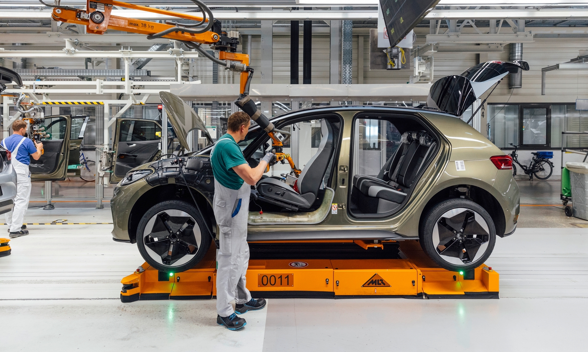 La fabricación de vehículos eléctricos requiere habilidades específicas, sobre todo tecnológicas, electrónicas y robóticas. En la imagen, planta de Martorell.