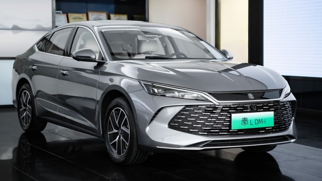 BYD Qin L expuesto en un concesionario de la marca en China.