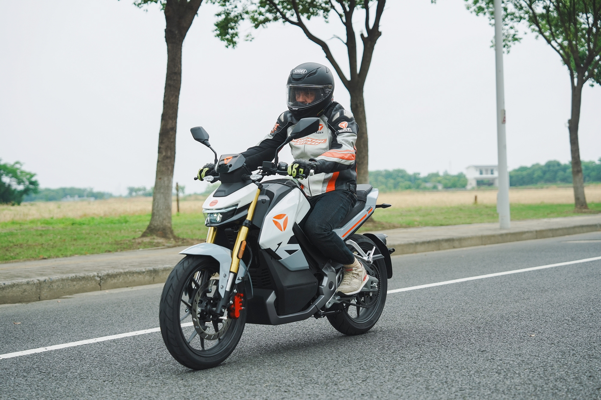 Yadea amplía su oferta con la introducción de motos como la naked Keeness, que incluirá en el catálogo 2025.