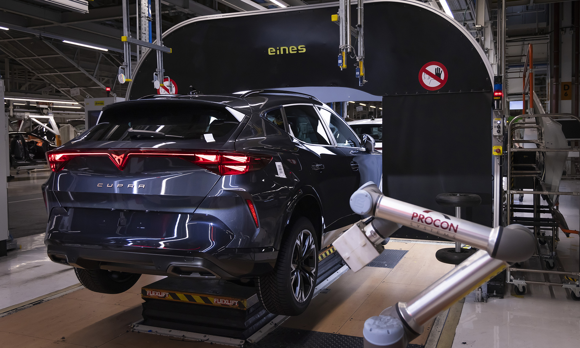 El León y el Formentos VZ e-Hybrid empezarán a salir pronto de la planta española.