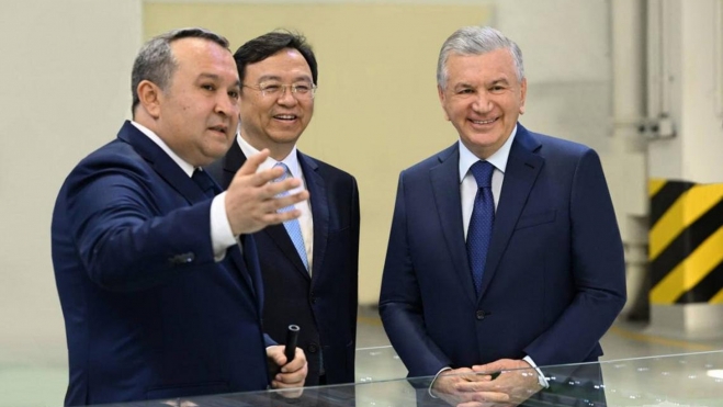El presidente de Uzbekistán junto a Wang Chuanfu, el mandamás de BYD.