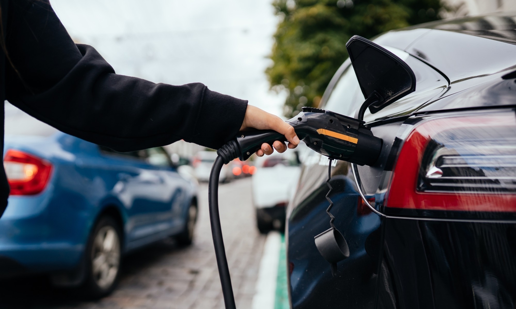 Carga de coche eléctrico.