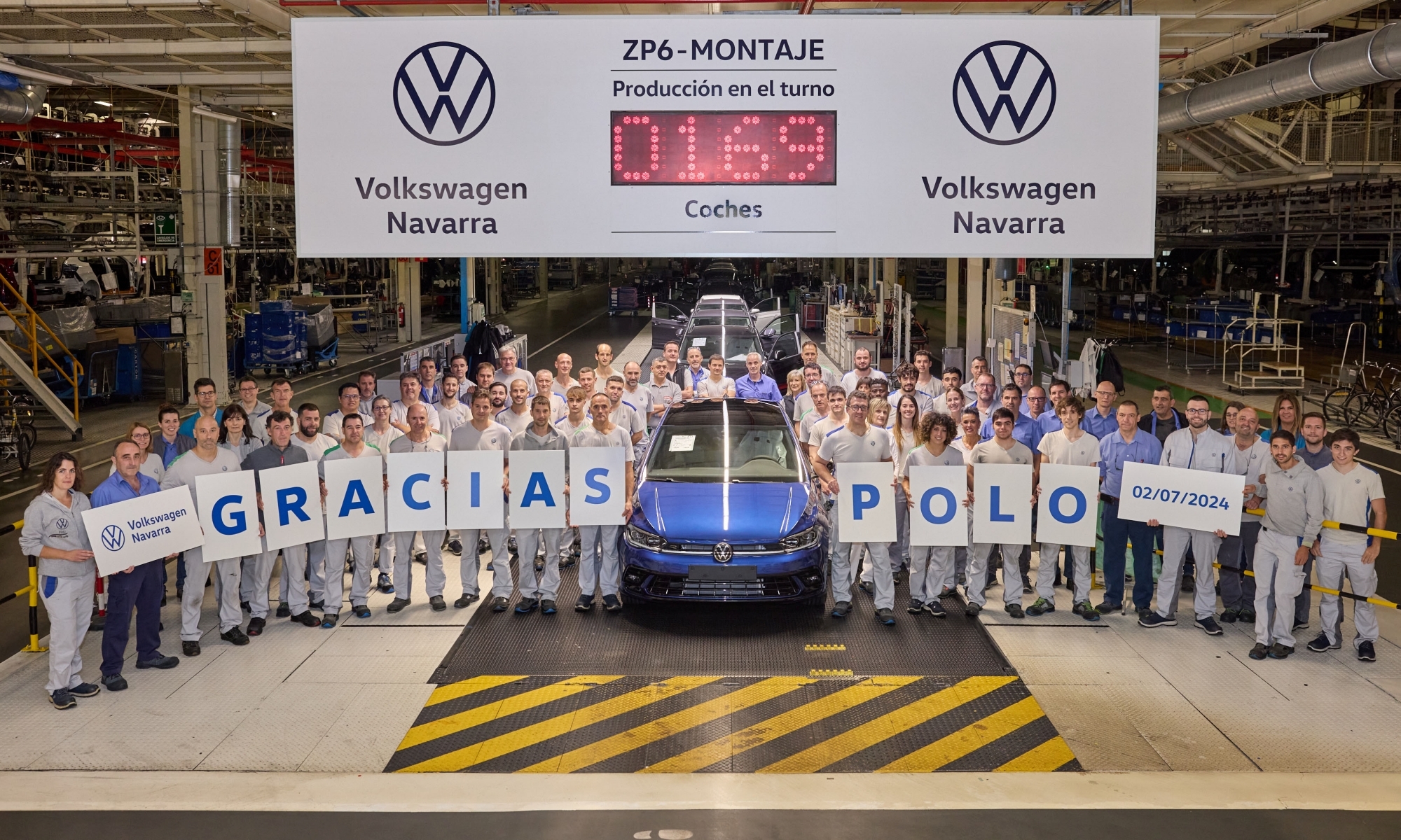 El último Volkswagen Polo fabricado en Navarra, de color azul, se quedará en España.