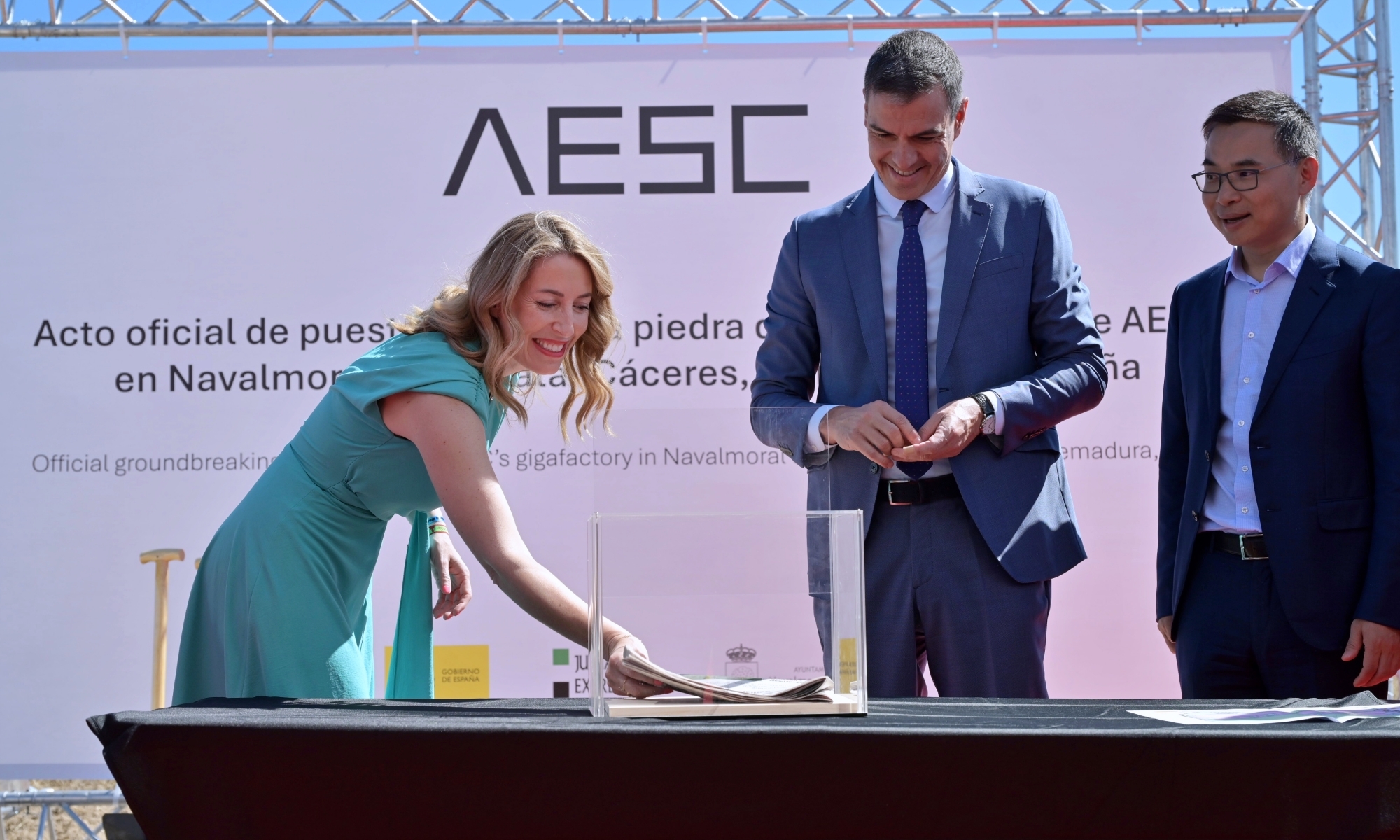 María Guardiola, presidenta de la Junta de Extremadura, colocando la primera piedra de la fábrica.