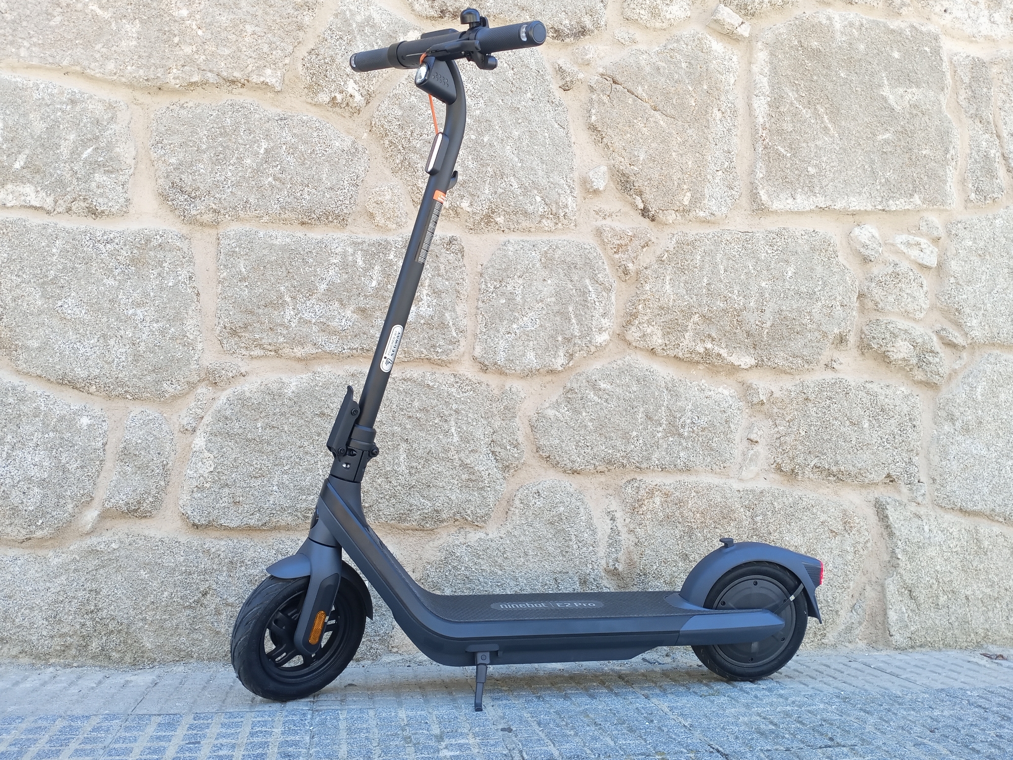 El Ninebot KickScooter E2 Pro E posee un compacto tamaño pero un motor muy potente.