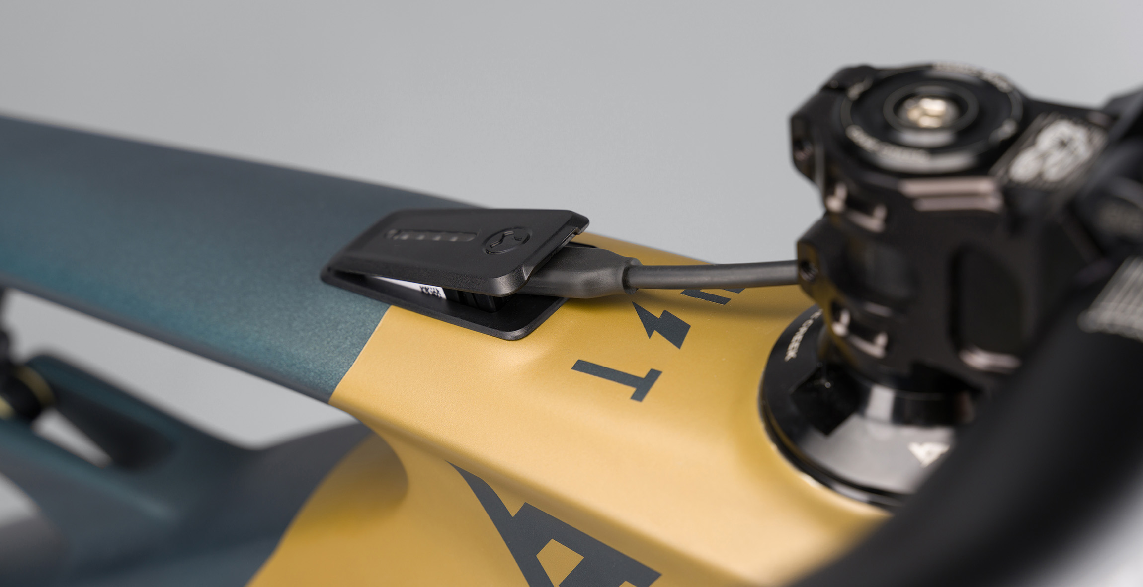 Debajo de la botonera se incluye una toma tipo USB-C para cargar cualquier accesorio. (Foto: YT Industries).