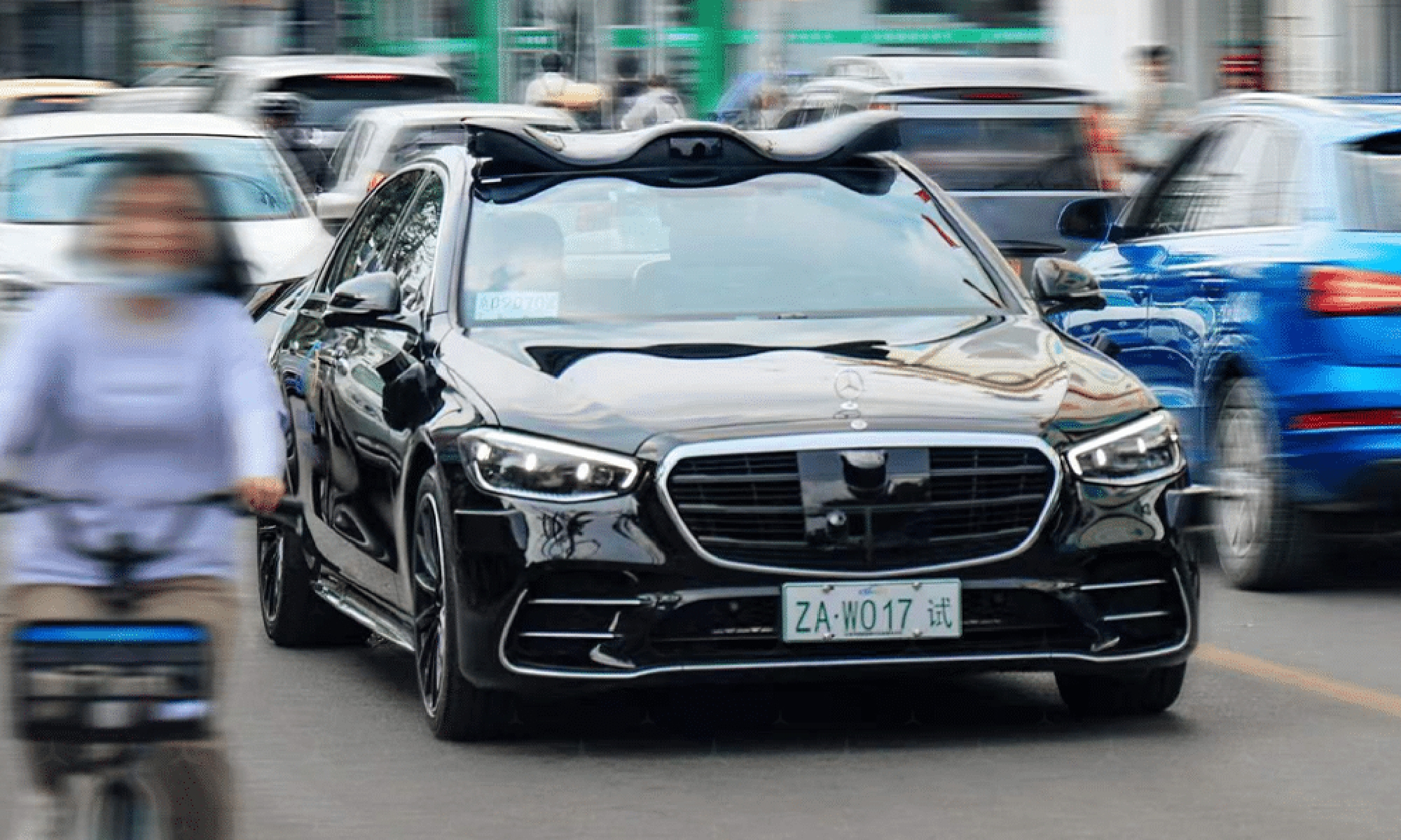 El Mercedes Clase S equipado con todo el arsenal tecnológico recorre ahora las calles de Pekín.