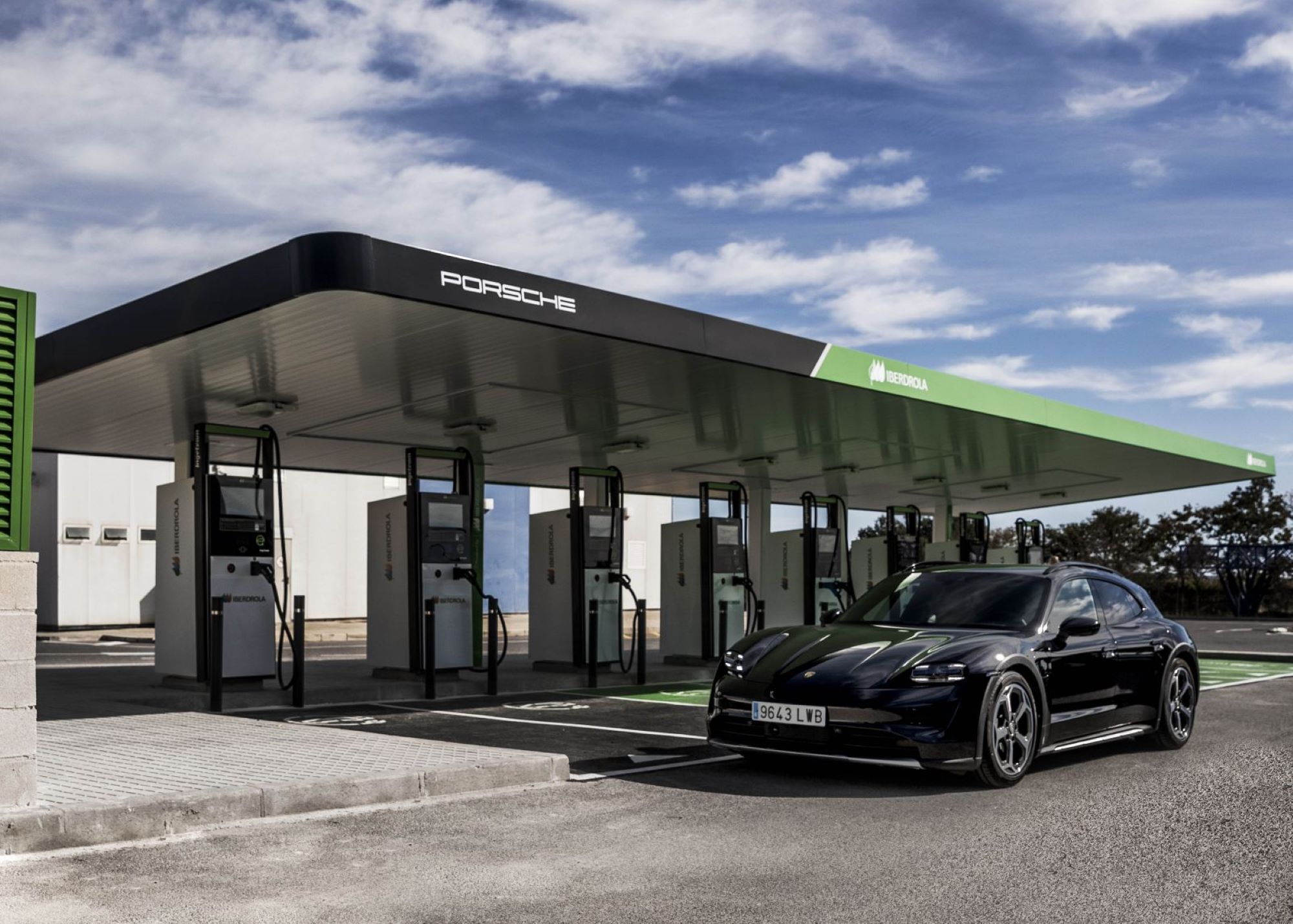 Un Porsche Taycan Cross Turismo en una electrolinera de Iberdrola.