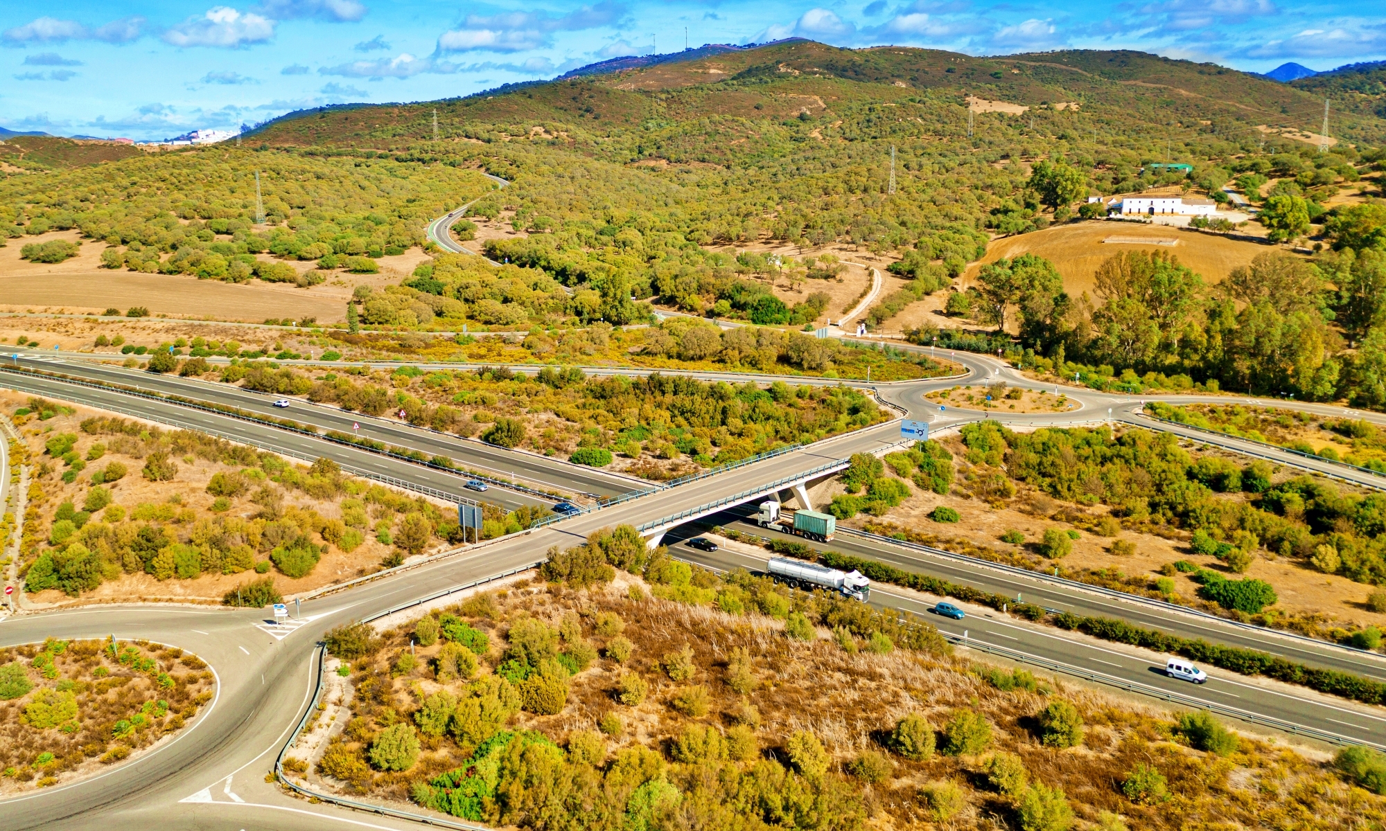 Las autopistas españolas están lejos de mostrar el nivel de equipamiento de las francesas.