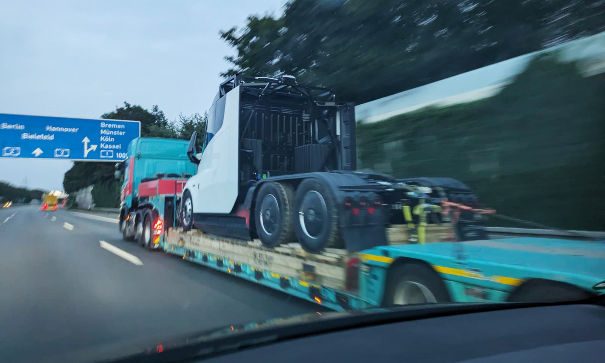 La mera presencia de varios Tesla Semi en Europa ya es suficientemente llamativo.