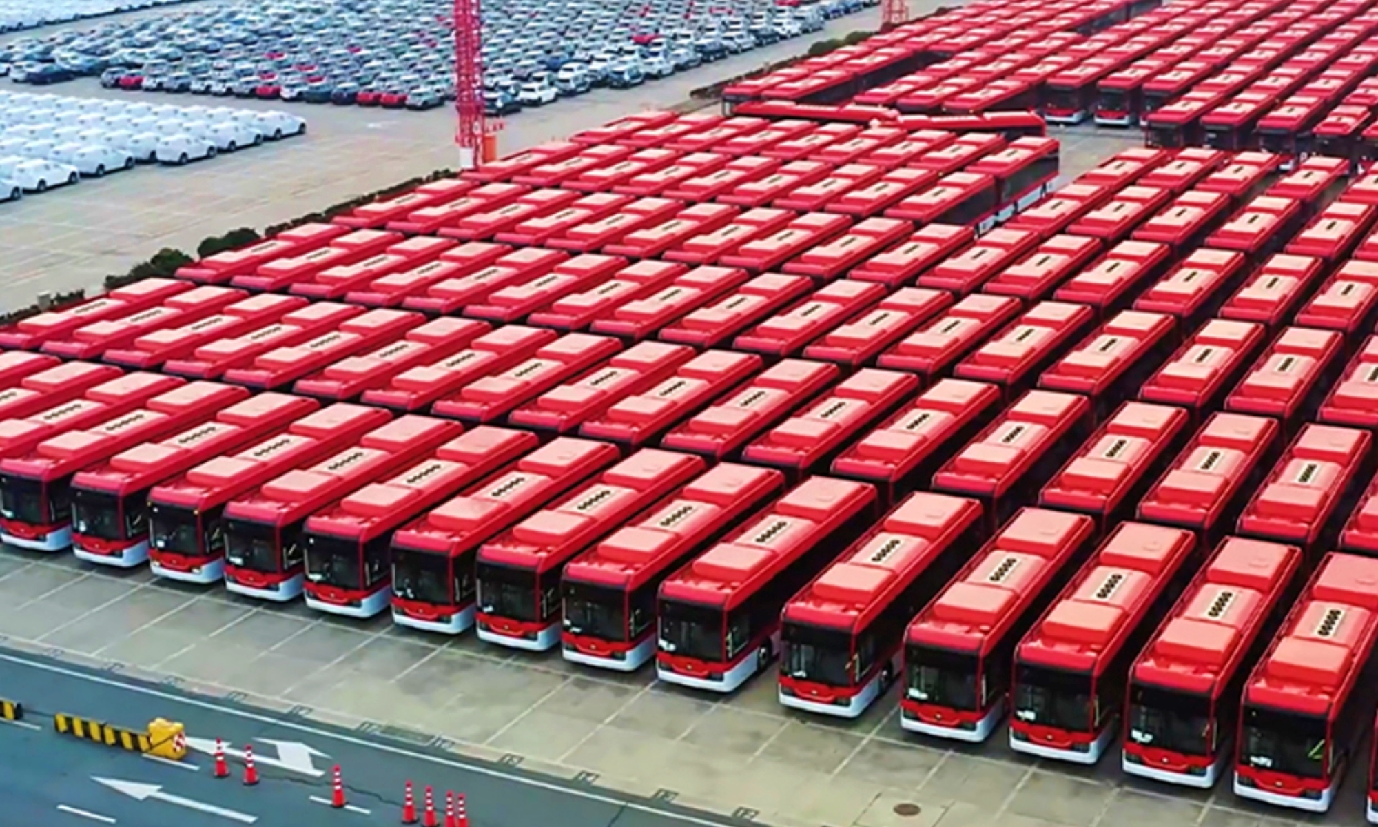 Autobuses eléctricos Yutong a su llegada al puerto.