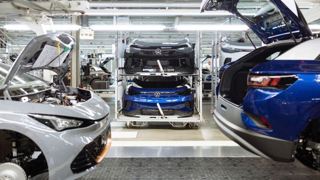 Coches en producción en la fábrica de Volkswagen en Zwickau.