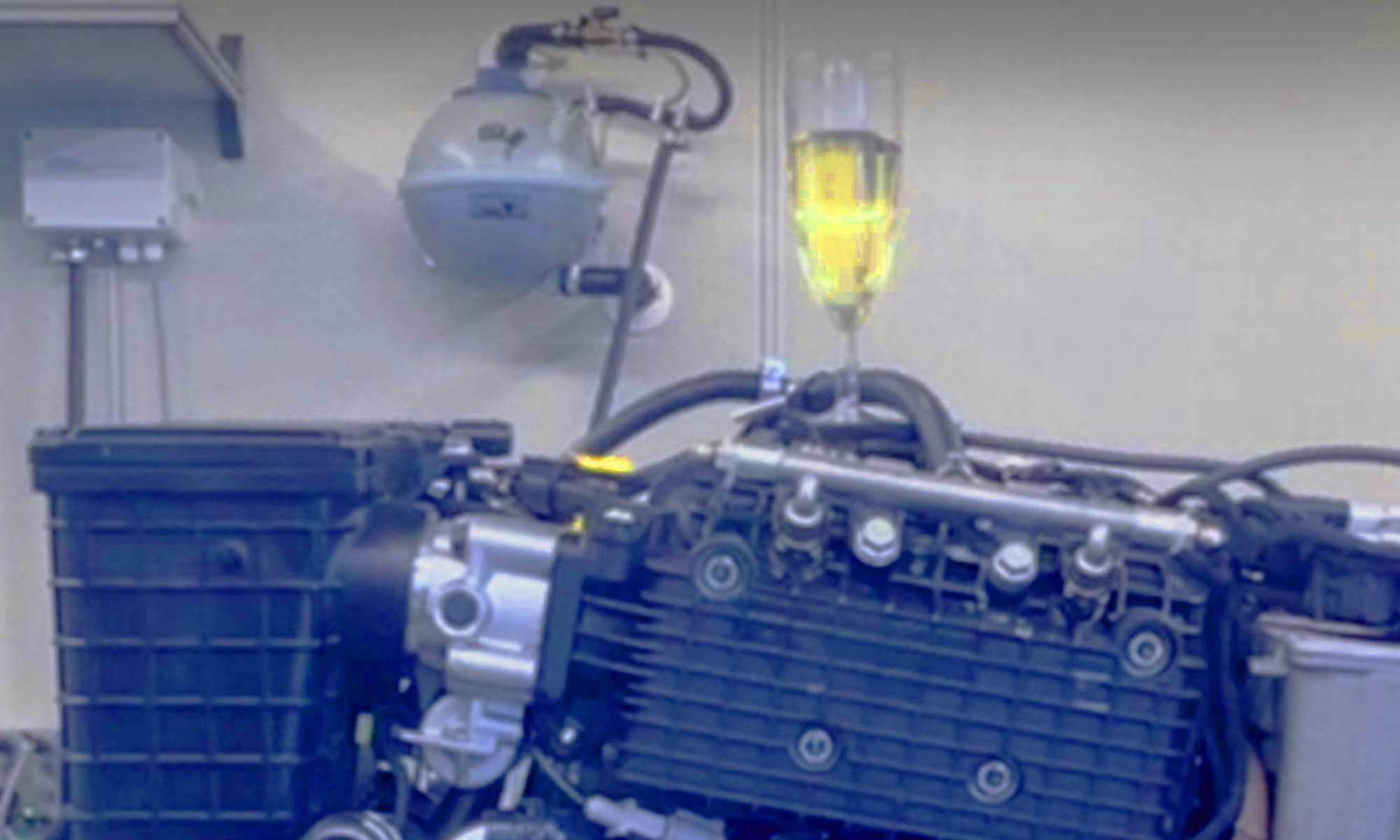 La copa de champagne colocada sobre el motor permanece completamente inmóvil.