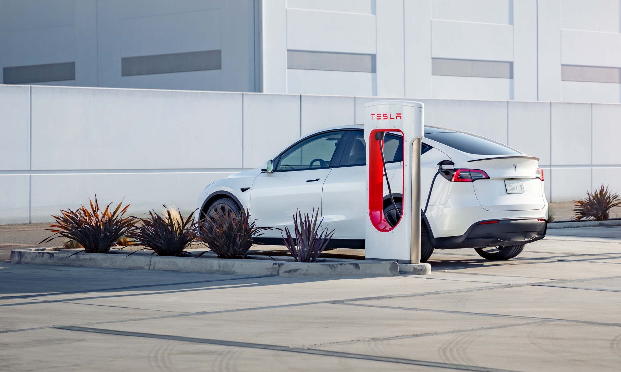 Los puertos V3 tienen un cable demasiado corto para algunos coches no Tesla.