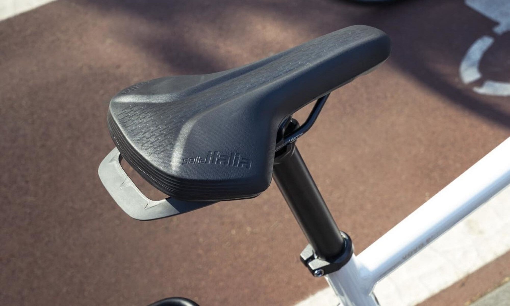 El Selle Italia GT-5 lleva un práctico asa (Foto: Selle Italia).