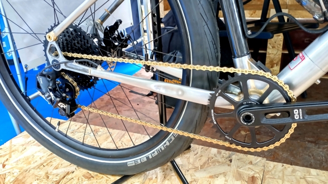 La transmisión no es lo más elitista de Sram, pero destaca su cadena en acabado 'oro' (Foto: Híbridos y Eléctricos).