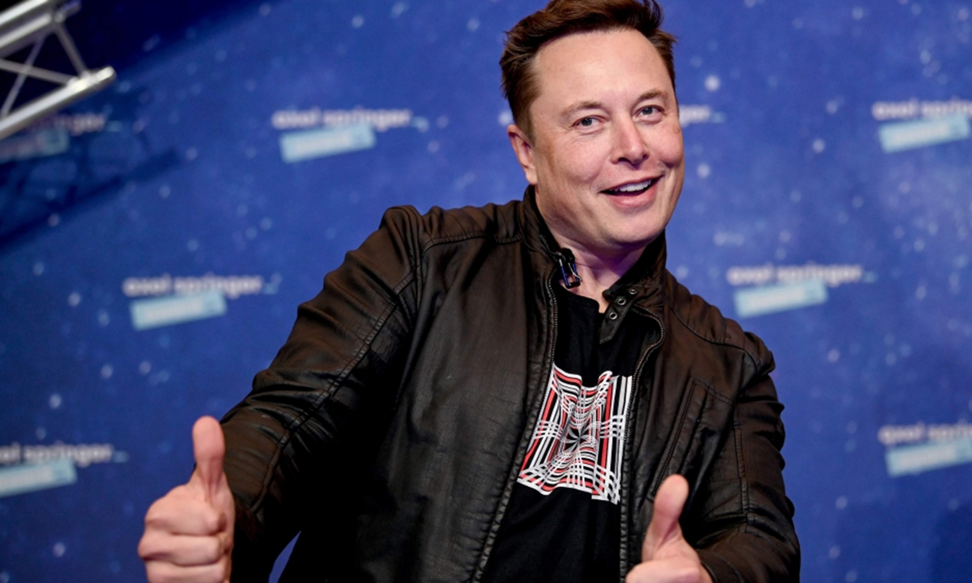 Elon Musk, CEO de Tesla, promete que su Robotaxi será más barato de usar que un autobús eléctrico.