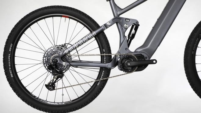 El motor central es compacto, de 80 Nm y lo firma Bafang.