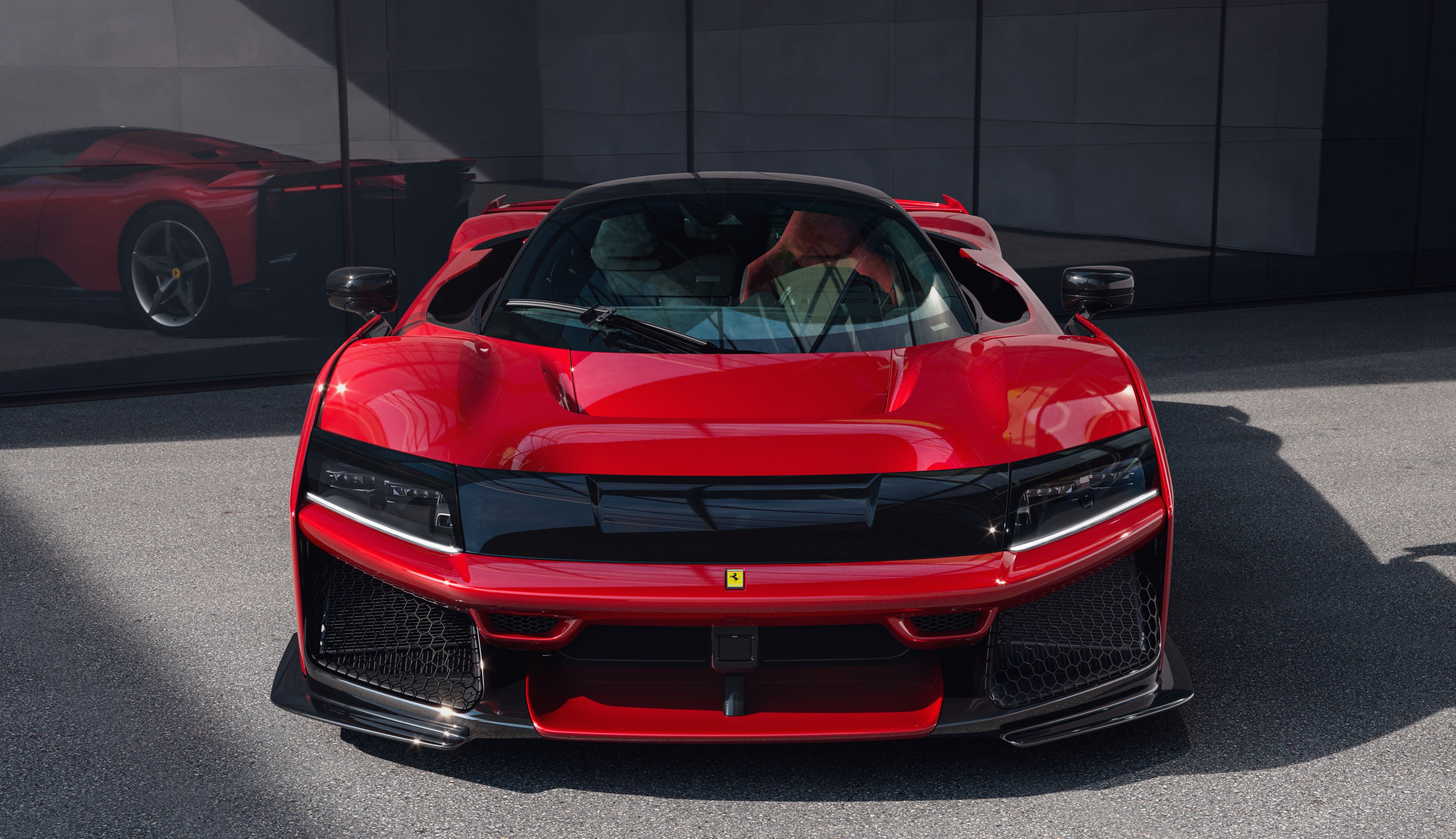 El precio de cada una de las 799 únicas unidades que se fabricarán del Ferrari F890 rondará los 3,6 millones de euros.