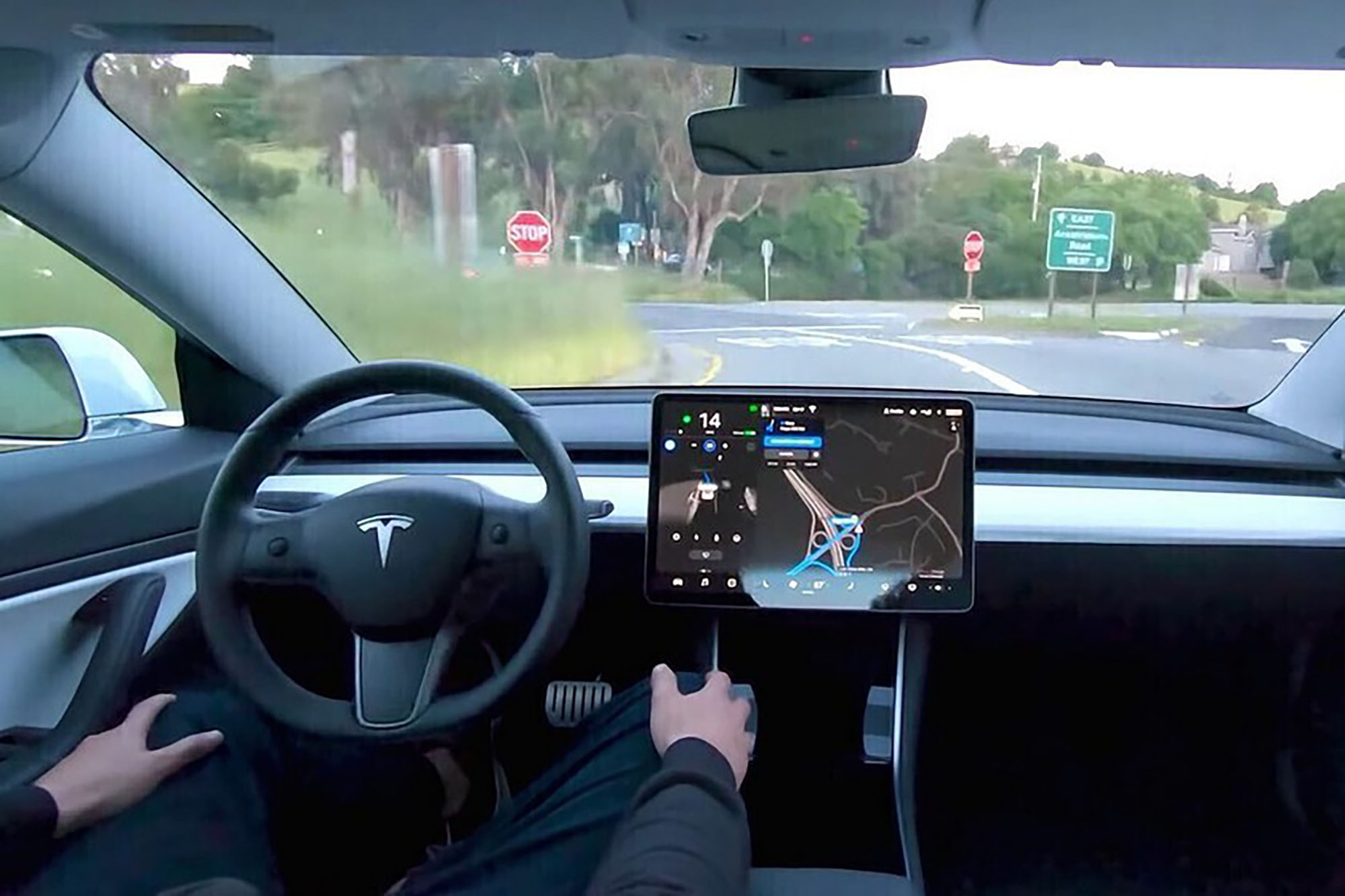 El sistema Autopilot de Tesla está en la mira de la NHTSA por posibles riesgos en condiciones de baja visibilidad.