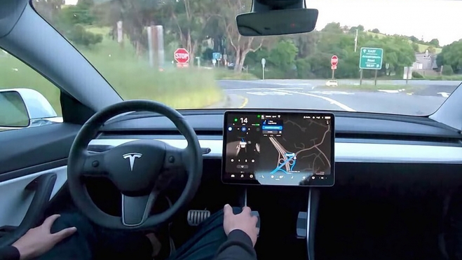 El sistema Autopilot de Tesla está en la mira de la NHTSA por posibles riesgos en condiciones de baja visibilidad.