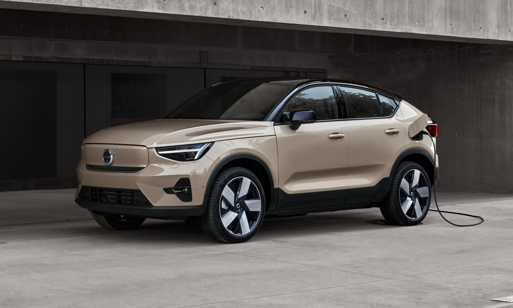 El EC40 es uno de los pocos SUV eléctricos compactos con diseño coupé.